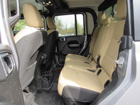 Used 2020 Jeep Gladiator Sport image 18