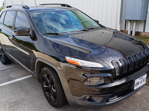 Used 2017 Jeep Cherokee Limited image 2