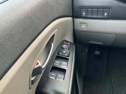 Used 2018 Kia Sedona LX image 10