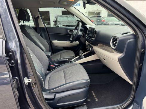 Used 2022 Hyundai Venue Limited image 11