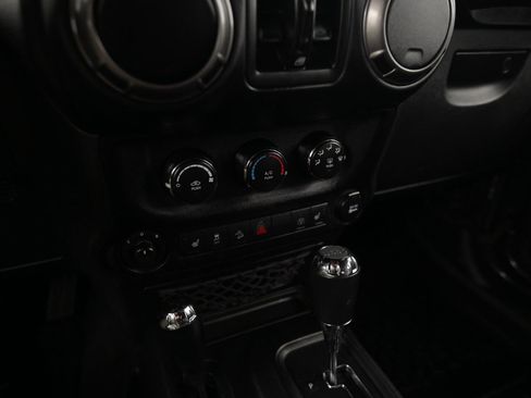 Used 2018 Jeep Wrangler Unlimited Sahara image 41