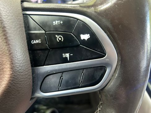 Used 2019 Chrysler Pacifica Touring-L Plus FWD image 10