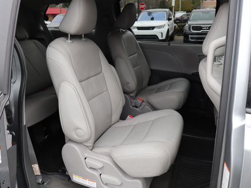 Used 2017 Toyota Sienna XLE image 16