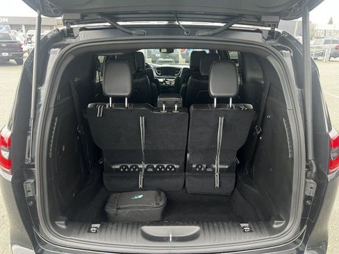 Used 2024 Chrysler Pacifica Select image 10