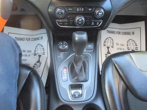 Used 2021 Jeep Cherokee 4WD Trailhawk image 12