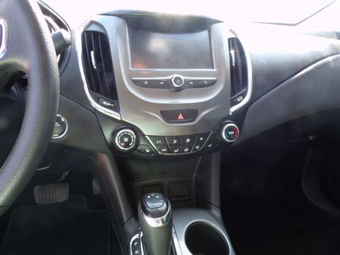 Used 2017 Chevrolet Cruze LT image 11
