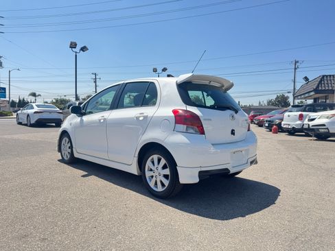 Used 2009 Toyota Yaris 4-Door Hatchback FWD image 5