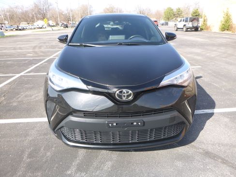 Used 2021 Toyota C-HR XLE image 3