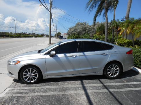 Used 2017 Ford Fusion SE FWD image 2