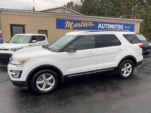 Used 2017 Ford Explorer 4WD XLT image 2