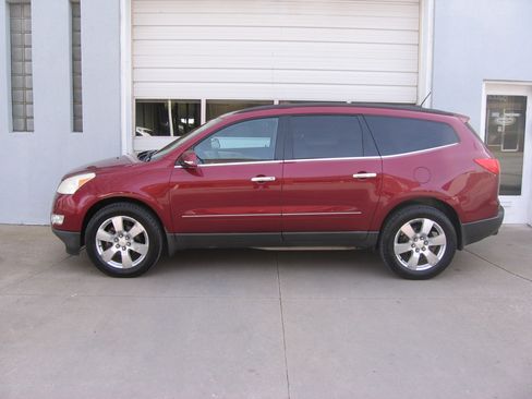 Used 2011 Chevrolet Traverse LTZ image 3