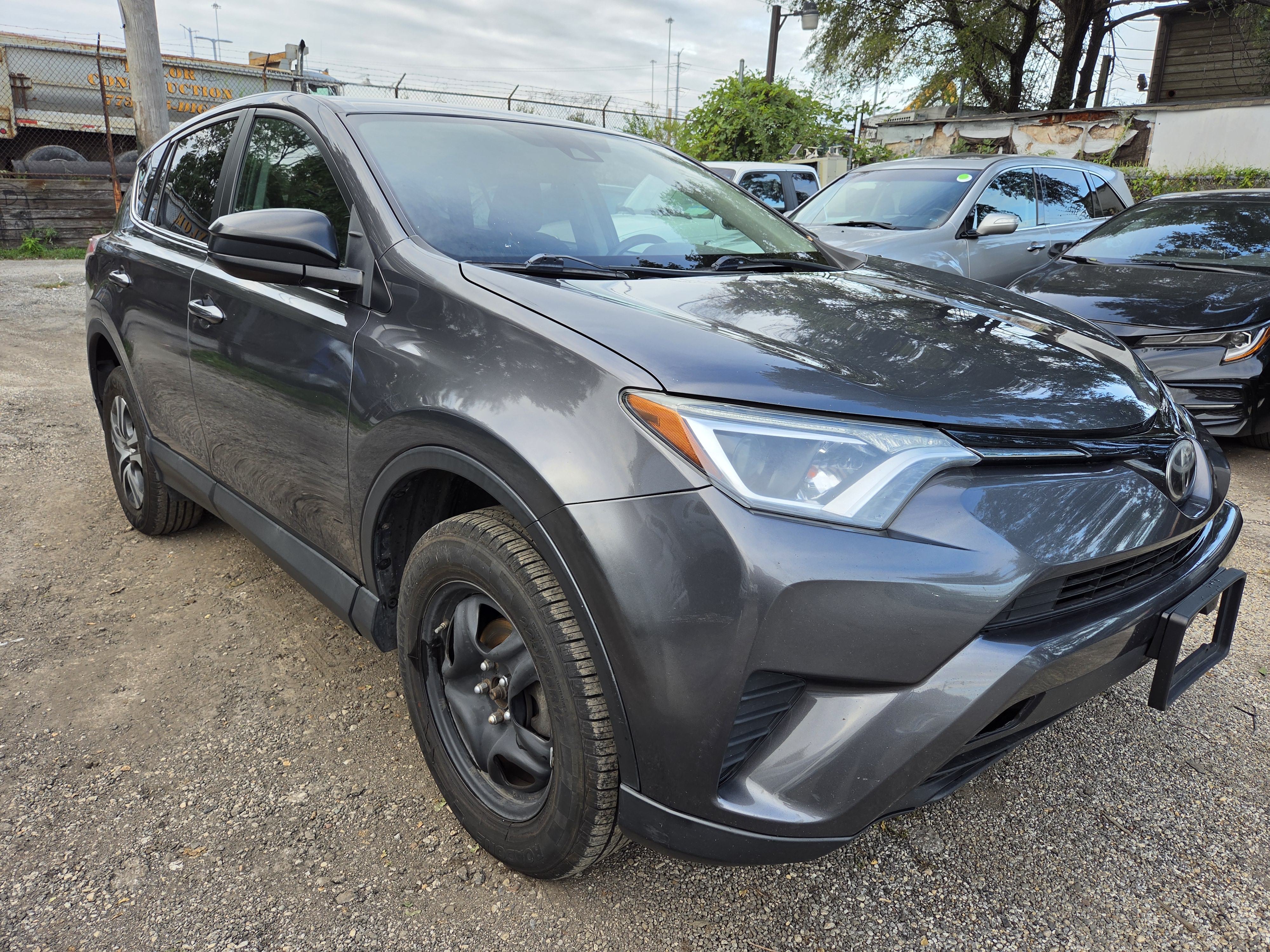 Used 2018 Toyota RAV4 FWD LE image 1
