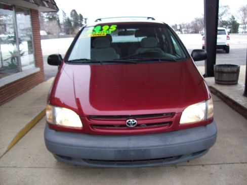 Used 2000 Toyota Sienna LE image 2