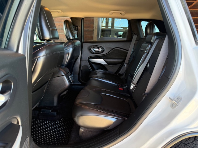 Used 2017 Jeep Cherokee Trailhawk AWD/4WD image 17