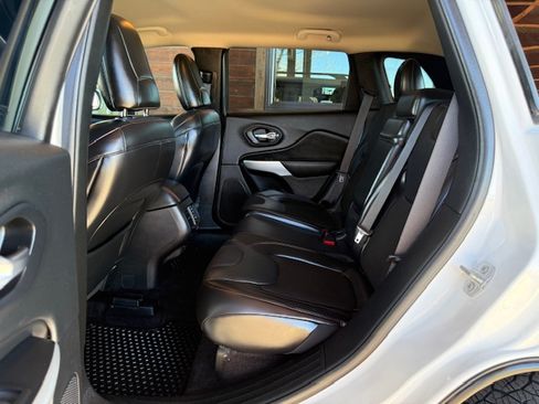 Used 2017 Jeep Cherokee Trailhawk AWD/4WD image 17