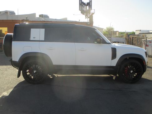 Used 2023 Land Rover Defender 110 SE AWD/4WD image 2