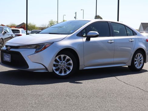 Used 2020 Toyota Corolla LE image 2