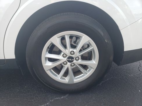 Used 2023 Kia Carnival LX image 31