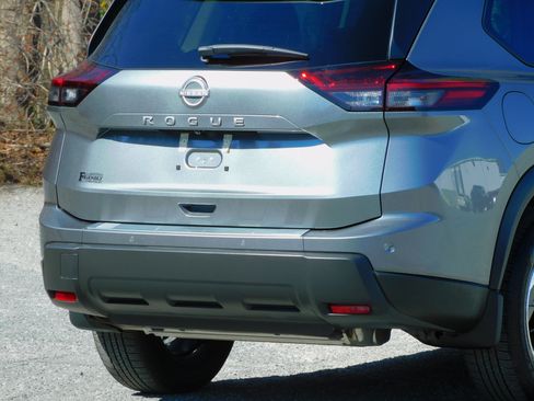 Used 2026 Nissan Rogue SV image 9