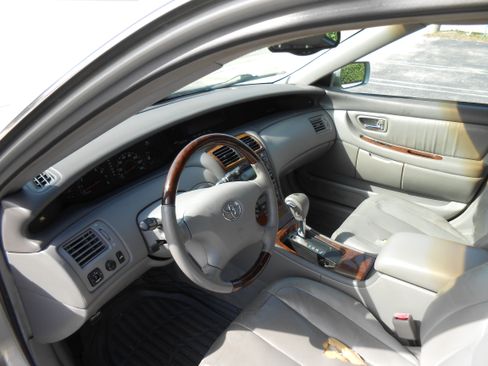 Used 2004 Toyota Avalon XLS image 9