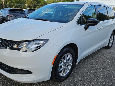 Used 2024 Chrysler Voyager LX image 3