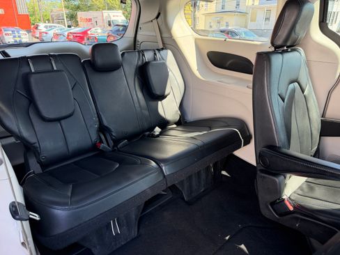 Used 2021 Chrysler Pacifica Touring-L FWD image 25