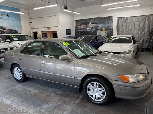 Used 2001 Toyota Camry LE FWD image 1