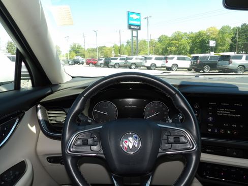 Used 2023 Buick Envision Essence image 2