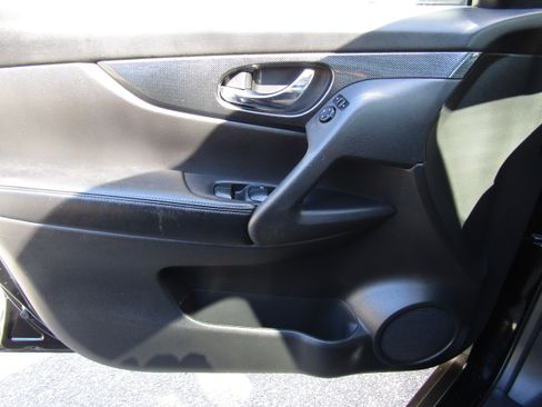 Used 2015 Nissan Rogue SL image 18