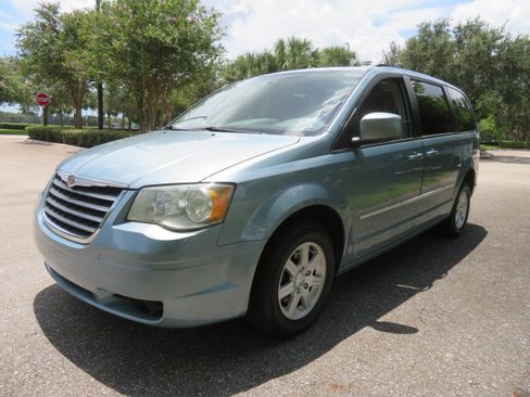 Used 2010 Chrysler Town & Country Touring FWD image 12