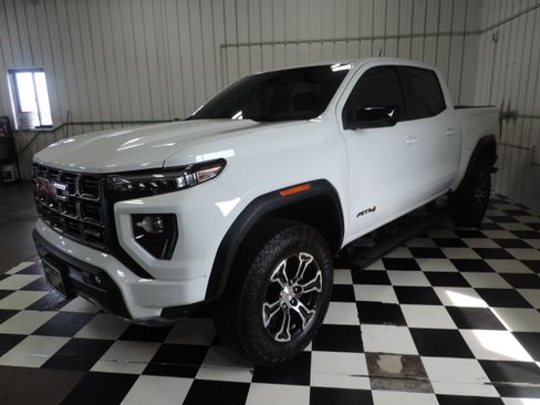 Used 2024 GMC Canyon AT4 image 2