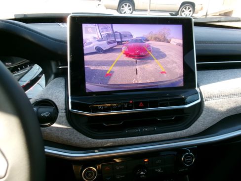 Used 2024 Jeep Compass Latitude image 12