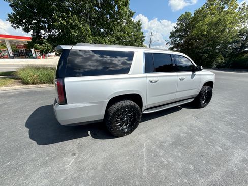 Used 2019 GMC Yukon XL 4WD SLT image 2