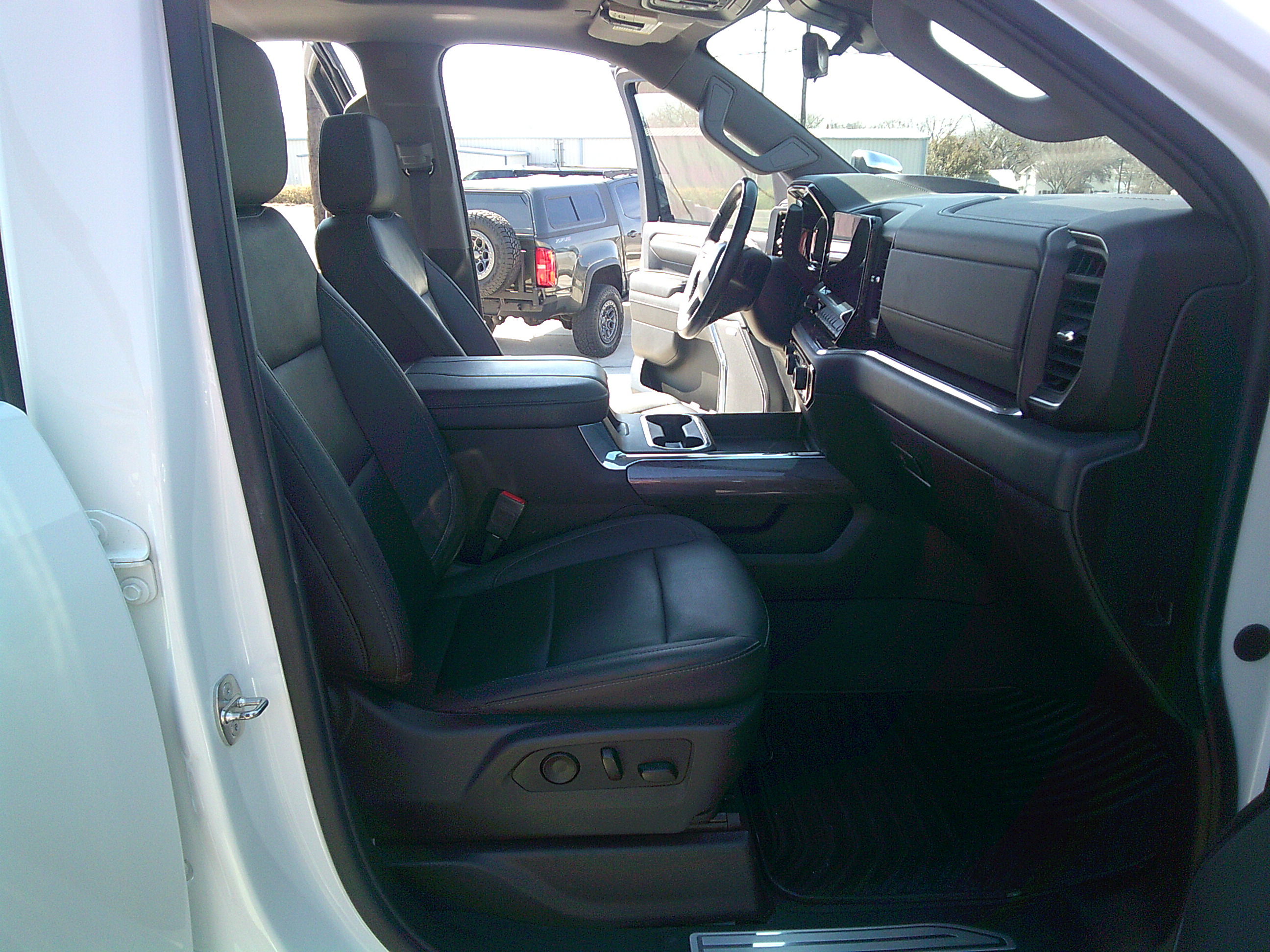 Used 2024 Chevrolet Silverado 2500 LTZ AWD/4WD image 9