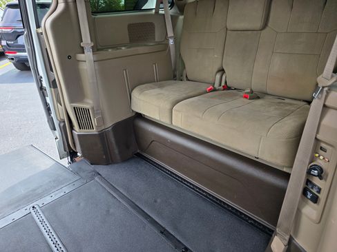 Used 2014 Chrysler Town & Country Touring image 15
