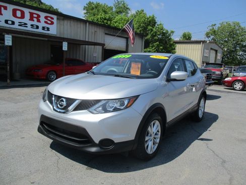 Used 2017 Nissan Rogue Sport S image 2