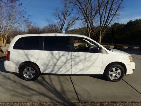 Used 2010 Dodge Grand Caravan SE image 8