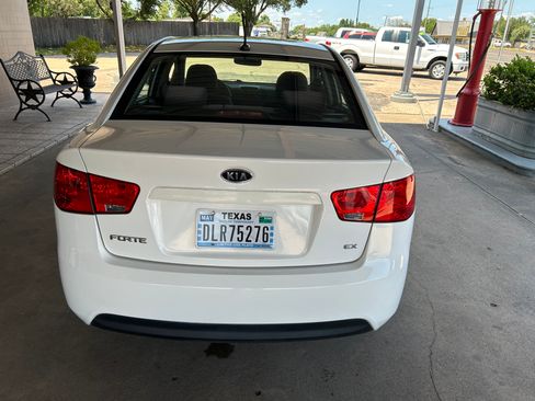 Used 2010 Kia Forte EX Sedan FWD image 2