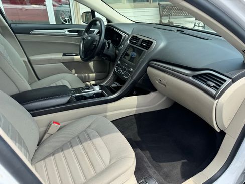 Used 2020 Ford Fusion SE FWD image 12