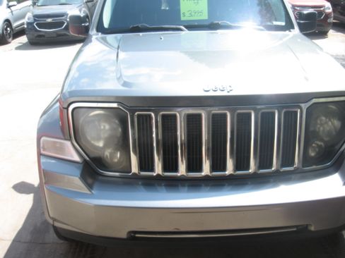 Used 2012 Jeep Liberty 4WD Limited Jet image 2