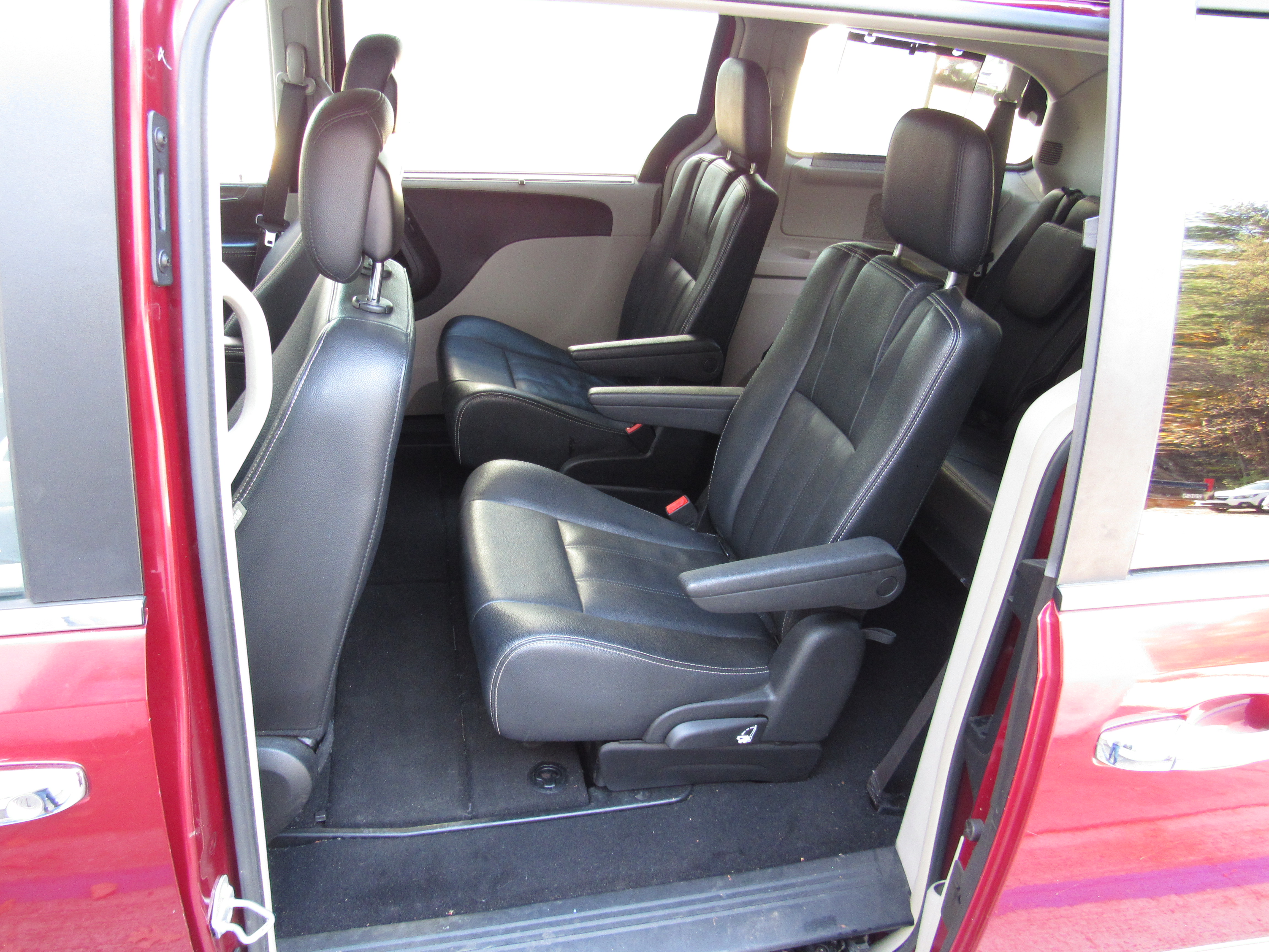 Used 2015 Chrysler Town & Country Touring FWD image 16