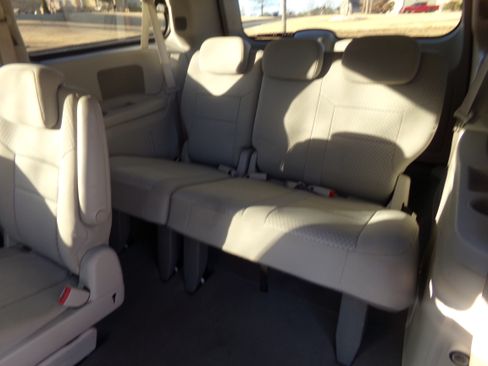 Used 2010 Dodge Grand Caravan SE image 13