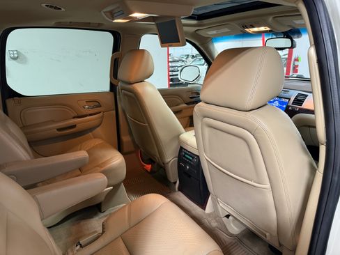 Used 2014 Cadillac Escalade ESV 2WD Premium image 18