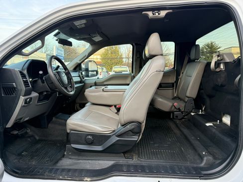 Used 2017 Ford F550 image 7