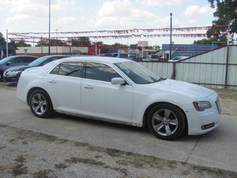 Used 2013 Chrysler 300 S RWD image 2