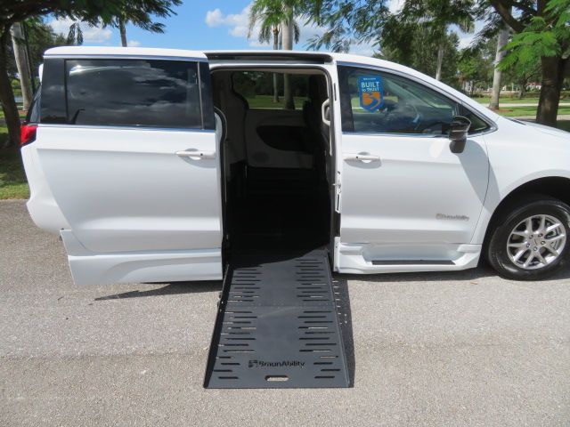 Used 2024 Chrysler Pacifica Touring-L FWD image 21