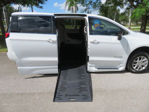 Used 2024 Chrysler Pacifica Touring-L FWD image 21