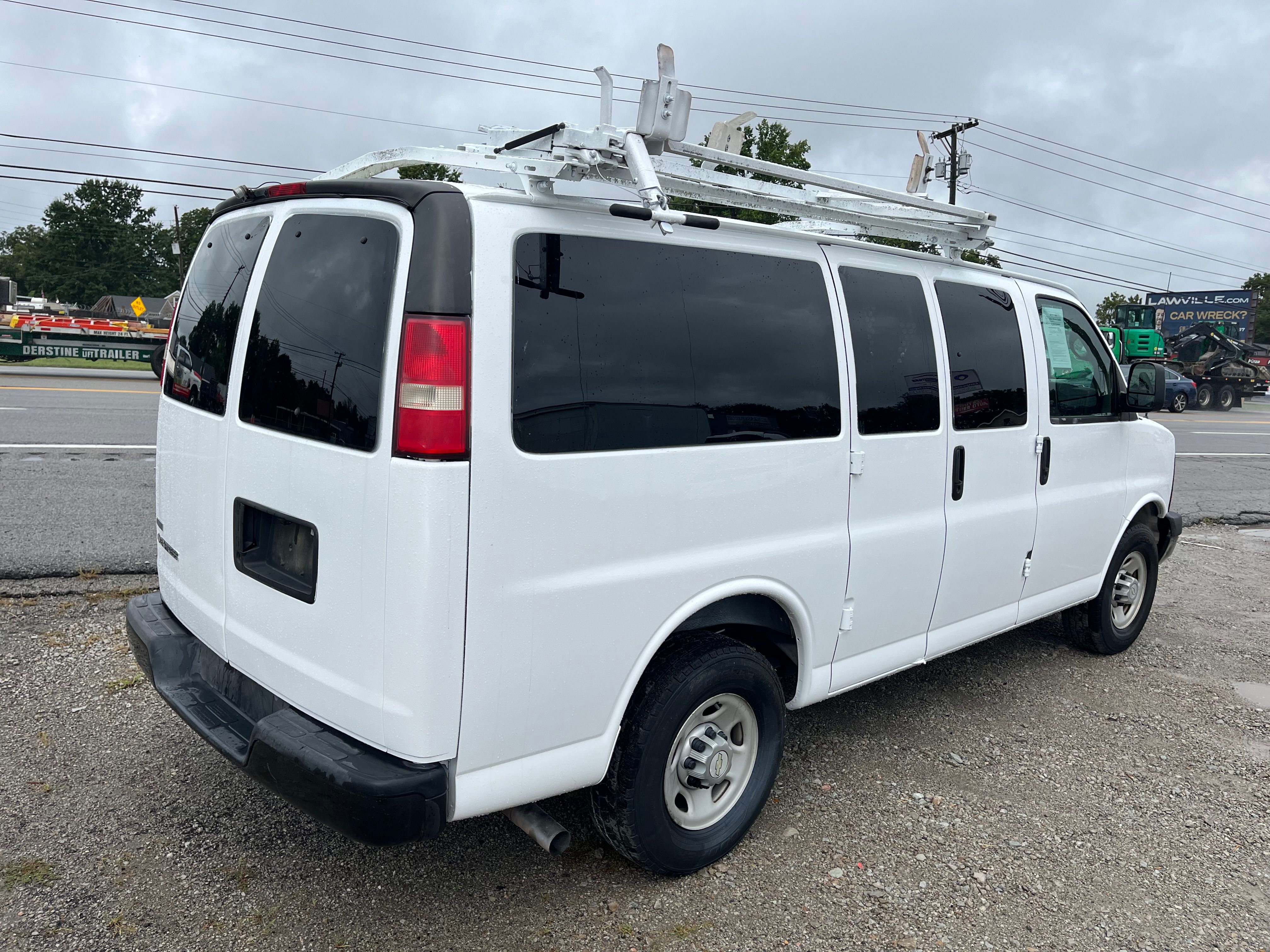Used 2010 Chevrolet Express 2500 RWD image 22
