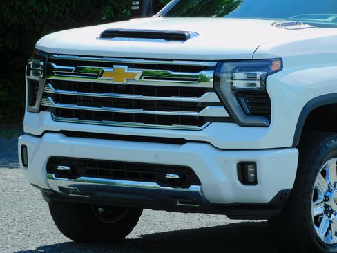 Used 2024 Chevrolet Silverado 2500 High Country image 11