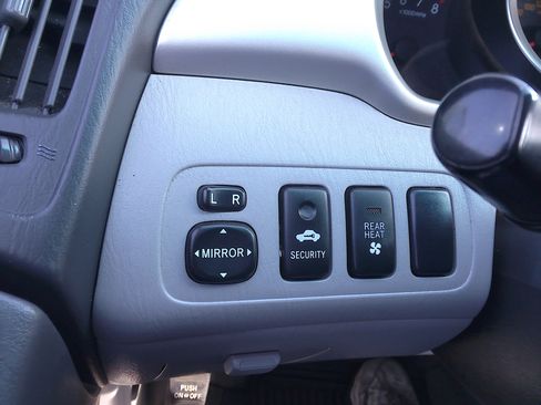 Used 2004 Toyota Highlander image 21